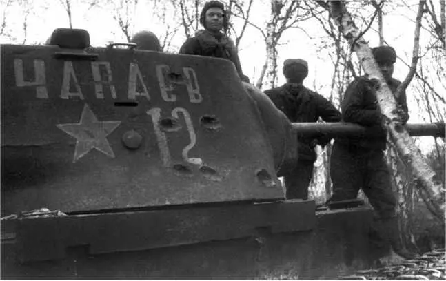 Командир танка КВ1 Чапаев гвардии сержант И П Горюнов на своей боевой - фото 184