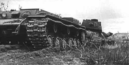 Тягач КВТ эвакуирует поврежденный танк КВ1 1944 год кадр кинохроники Во - фото 186