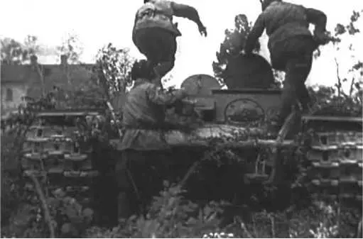 Экипаж тягача КВ занимает свои места 1944 год Башенный погон закрыт - фото 188
