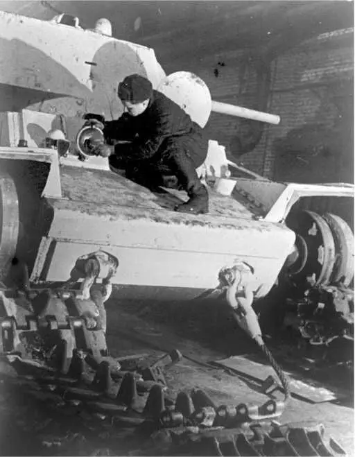 Ремонт танка КВ1 на одном из московских заводов Зима 1942 года АСКМ - фото 189