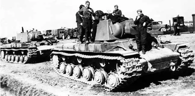 Танки КВ1 перед погрузкой сентябрь 1941 года Машины оснащены дополнительными - фото 41