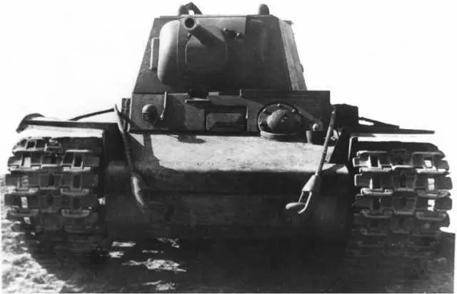 Танк КВ1 скорее всего июльского выпуска 1941 года Машина имеет экранировку на - фото 42