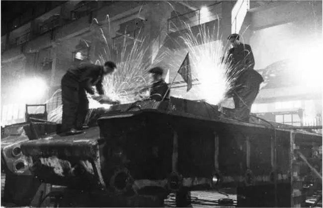 Изготовление корпусов танков КВ1 на заводе 371 имени Сталина Сентябрь 1941 - фото 52