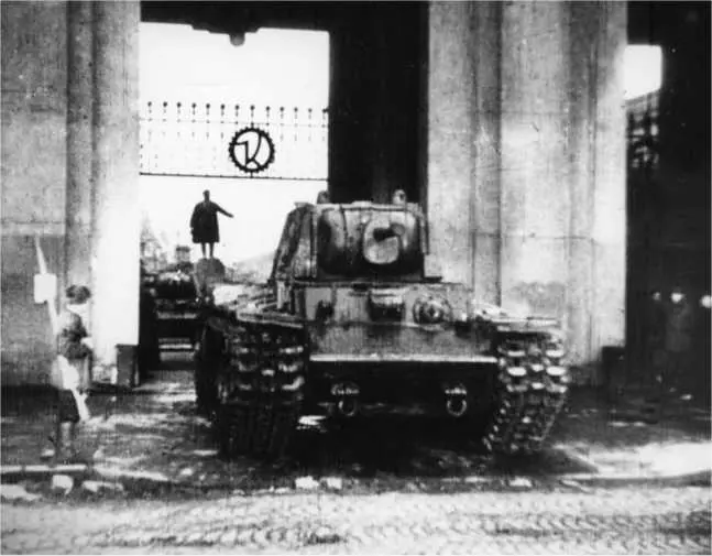 Новые танки КВ1 выходят из ворот Кировского завода в Ленинграде Сентябрь или - фото 54