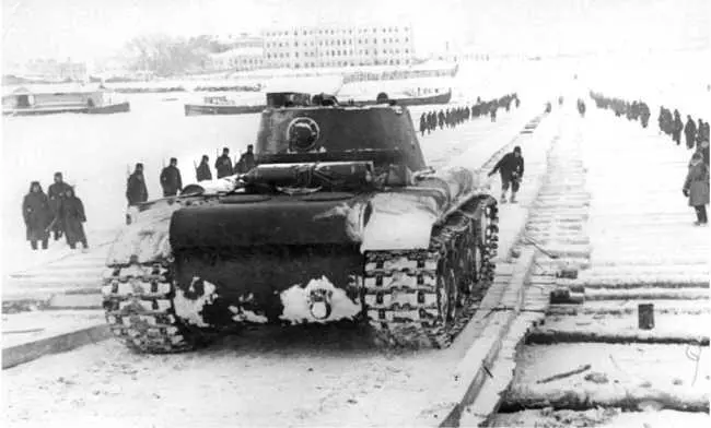 Переправа танка КВ1 по льду Январь 1942 года Машина Челябинского Кировского - фото 62