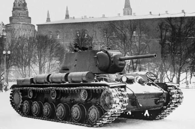 Танк КВ1 Челябинского Кировского завода выпуска ноября 1941 года проходит мимо - фото 65