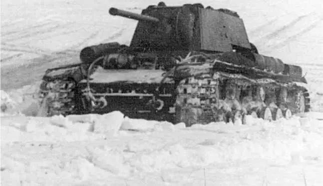 Танк КВ1 6728 преодолевает подъем в 12 градусов Февраль 1942 года ЦАМО - фото 75