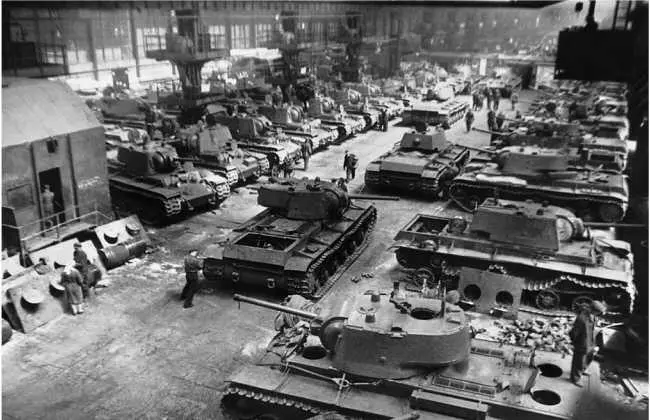 Сборка танков КВ1 в цеху Челябинского Кировского завода Апрель 1942 года - фото 79