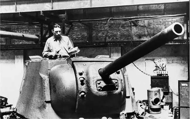 Монтаж электрооборудования на танке КВ1 Челябинск 1942 год Машина оснащена - фото 81