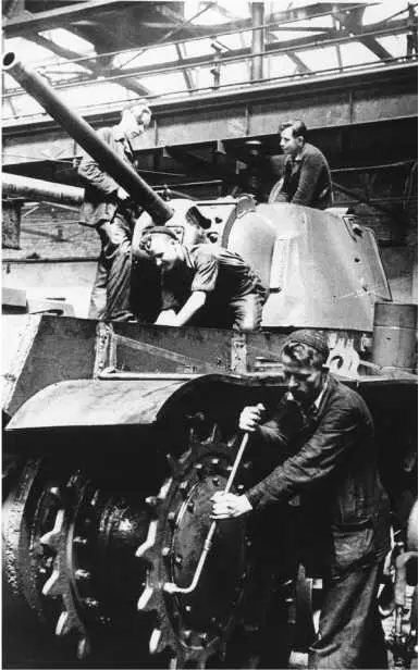 Бригада сборщиков за сборкой танка КВ1 Челябинск 1942 год Машина оснащена - фото 84