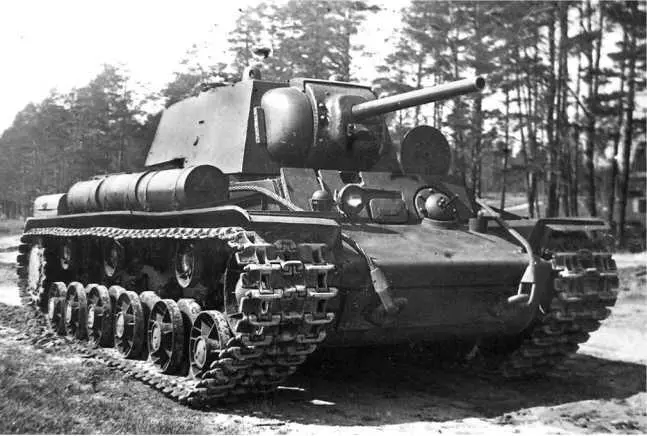Танк КВ1 выпуска февраля 1942 года с дополнительными топливными баками и - фото 85