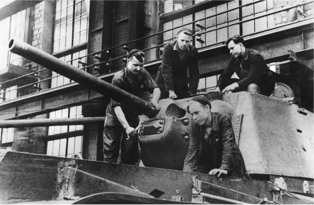 Сборщики на танке КВ1 Челябинск 1942 год Машина с литой башней плоским - фото 87