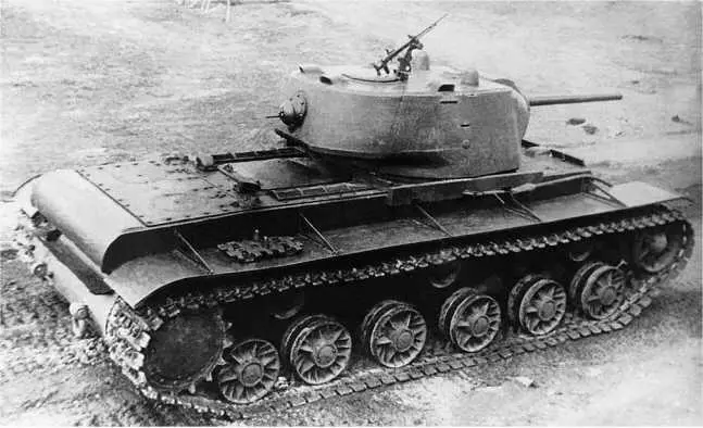 Танк КВ1 выпуска весны 1942 года Машина с литой башней крышка люка моторного - фото 88