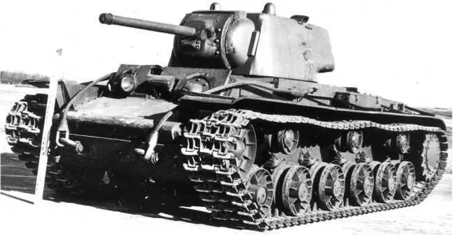 Общий вид танка КВ1 выпуска августа 1942 года Эта машина была направлена на - фото 89