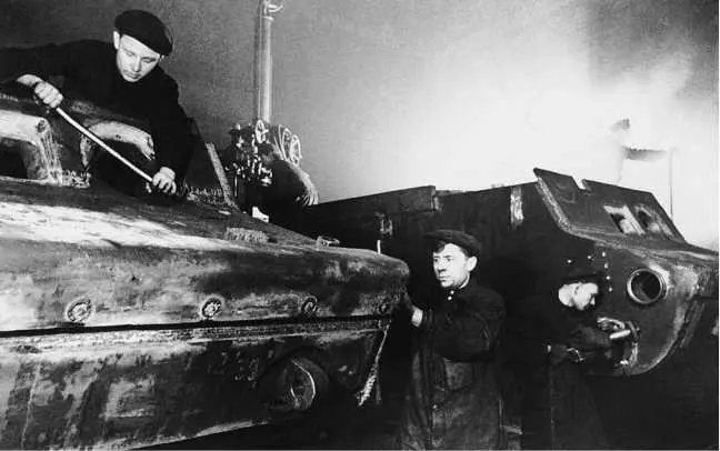 Изготовление бронекорпусов танков КВ1 1942 год Хорошо видны детали - фото 93