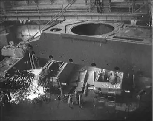 Цех сборки танков КВ1 на Челябинском Кировском заводе Апрель 1942 года Кран - фото 97