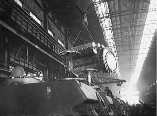Подготовка к монтажу двигателя в танк КВ1 Апрель 1942 года кадр - фото 103