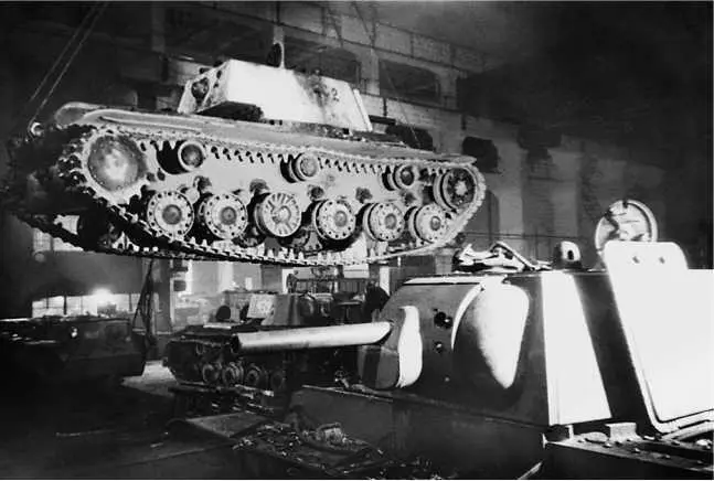 Сборка танков и ремонт танков КВ1 на заводе 371 имени Сталина 1942 год - фото 105