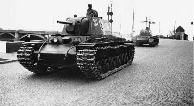 Изготовленные на заводе 371 имени Сталина танки КВ1 на набережной Невы - фото 106