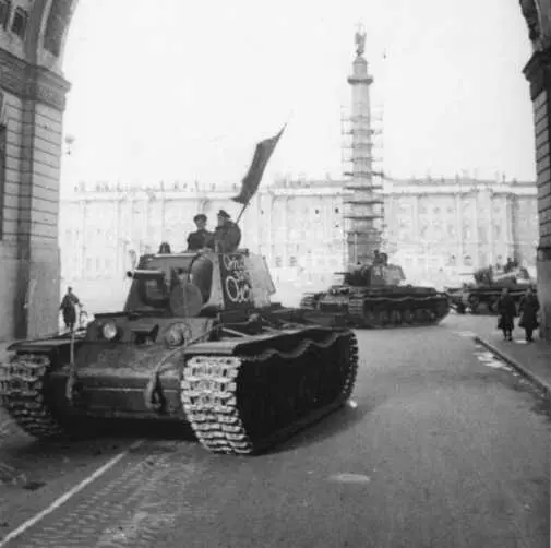 Колонна танков КВ1 изготовленных заводом 371 проходят по площади Урицкого - фото 107