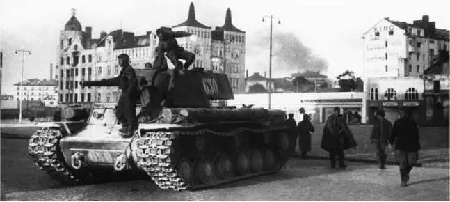 Один из изготовленных на заводе 371 танков КВ1 в Выборге Лето 1944 года - фото 110