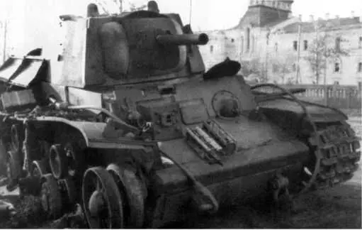 Танк КВ1 с установкой огнемета в лобовом листе корпуса Хорошо видна форма - фото 168