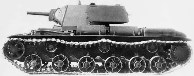 Первый образец огнеметного танка КВ8 вид слева Челябинск декабрь 1941 года - фото 169