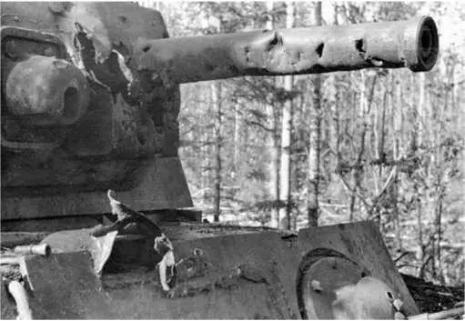 Фрагмент фотографии подбитого КВ8 одного из огнеметных танковых батальонов - фото 175
