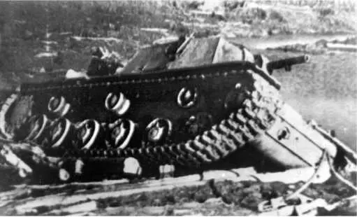 Один из застрявших и оставленных экипажем танков КВ8 Волховский фронт 1942 - фото 176