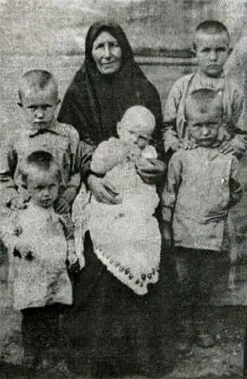 Я с бабушкой по отцу Татьяной Павловной и моими братьями Сережей Мишей - фото 2