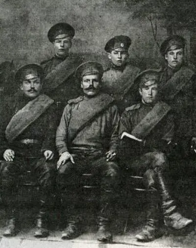 Старший брат матери 1 ряд в центре Егор Сергеевич Бердин солдат - фото 3