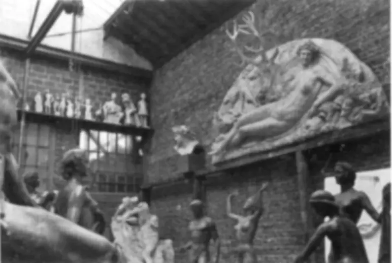 Литейная мастерская Рюдье 1942 г На стене статуя Бенвенуто Челлини Диана - фото 12