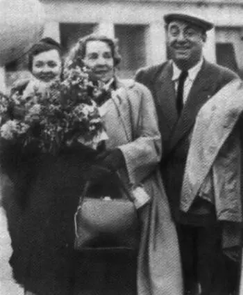 П Неруда с женой Делией дель Карриль в Москве 1949 На Пушкинском - фото 12