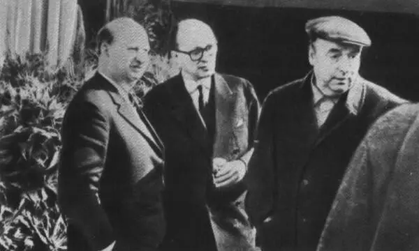 Слева направо В Тейтельбойм аргентинский философ Ж Агости и П Неруда - фото 20