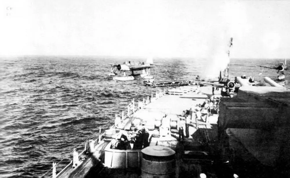 Старт гидросамолета OS2U Кингфишер с катапульты Айовы лето 1944 г Пуск - фото 82