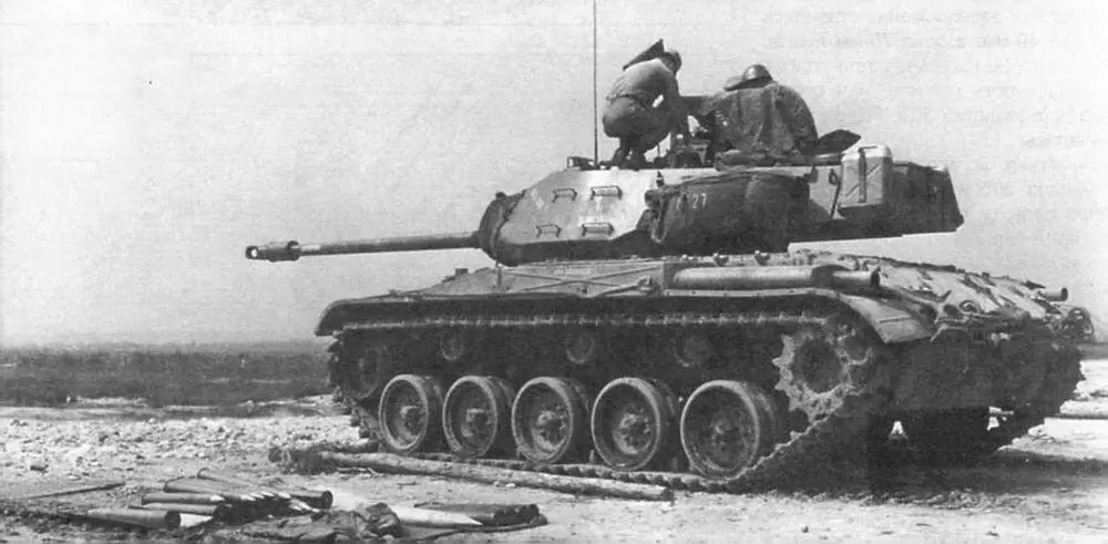 Легкий танк М41 во время стрельб на полигоне Графенвор в Западной Германии - фото 60