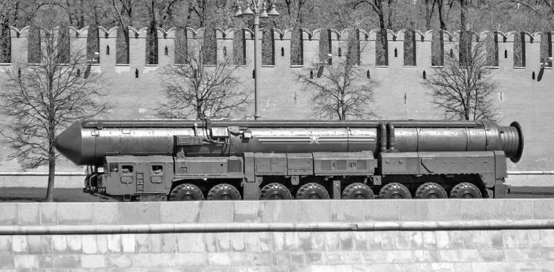 Ракетный комплекс ТопольМ во время генеральной репетиции военного парада в - фото 79
