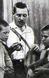 Борис Николаевич Шванвичсо своими юными помощниками после экскурсии Профессор - фото 157