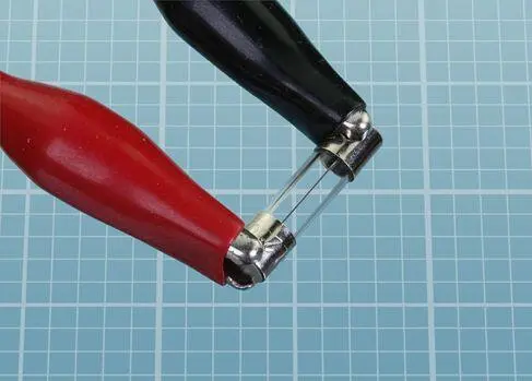 Рис 133 Как прикрепить щупы к маленькому патронному предохранителю Вытащите - фото 34