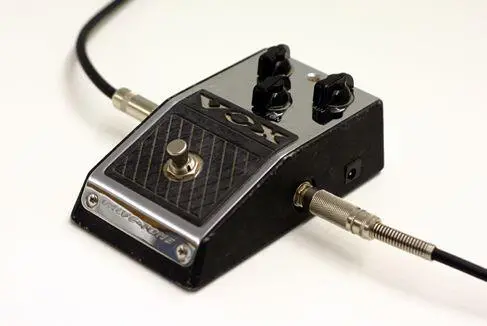Рис 560 Эта педаль Vox WowFuzz была одной из первых примочек специально - фото 500
