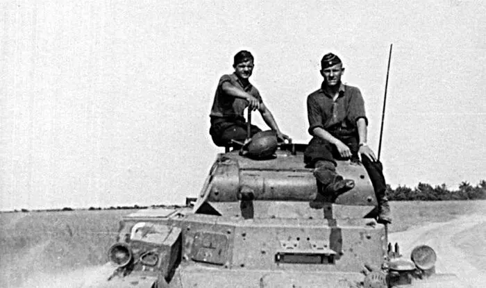 Немецкие танкисты позируют на танке PzII Танк даже по меркам конца 1930х - фото 6