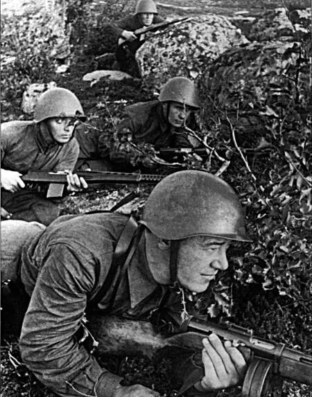 На фотографии советские бойцы вооружены практически идеально с точки зрения - фото 44