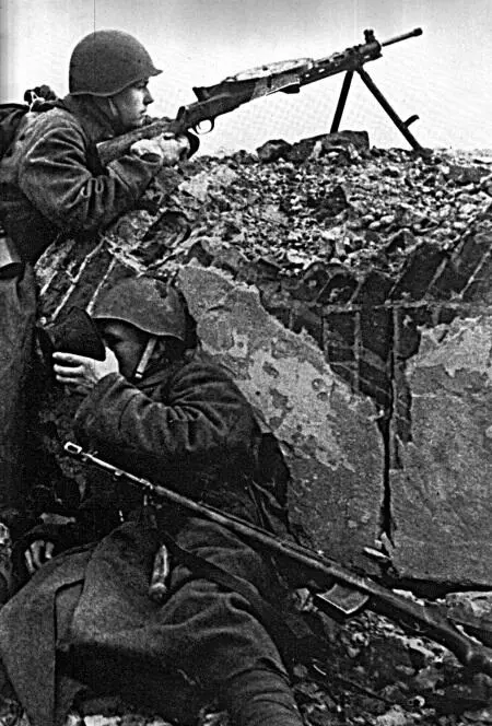 Фрагмент достаточно известного советского военного фото В кадре боец с - фото 45