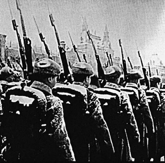 СВТ на параде 7 ноября 1941 г Самозарядной винтовкой вооружены все бойцы - фото 47