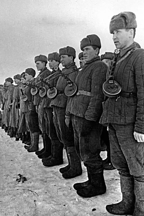 На переломе В зимнюю кампанию 19421943 гг ППШ получал все большее - фото 50