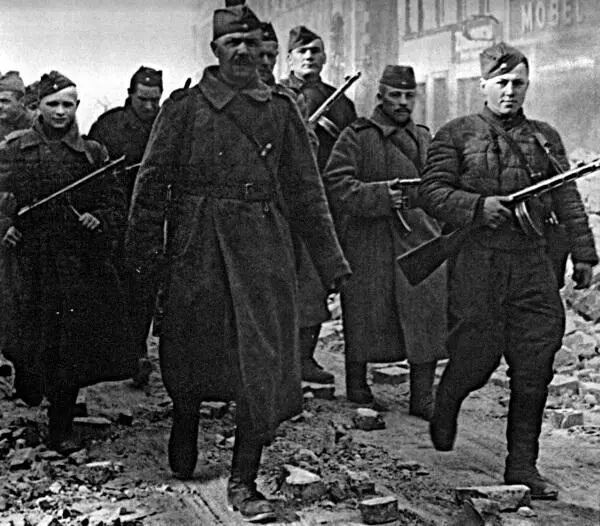 Советская пехота на марше на улице немецкого городка 1945 г Почти все бойцы - фото 52