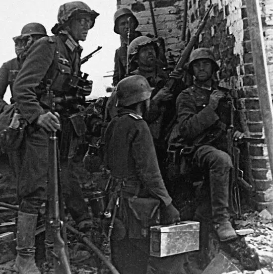 Немецкие солдаты перед атакой Большинство вооружены винтовками МП40 только - фото 53