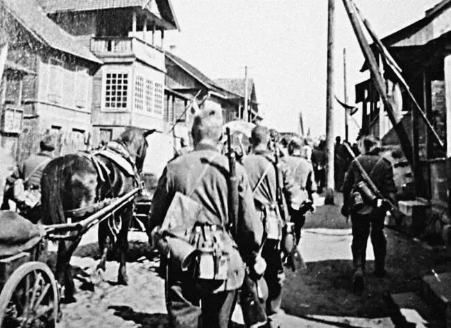 Немецкие пехотинцы на улице захваченной деревни У всех попавших в кадр - фото 54