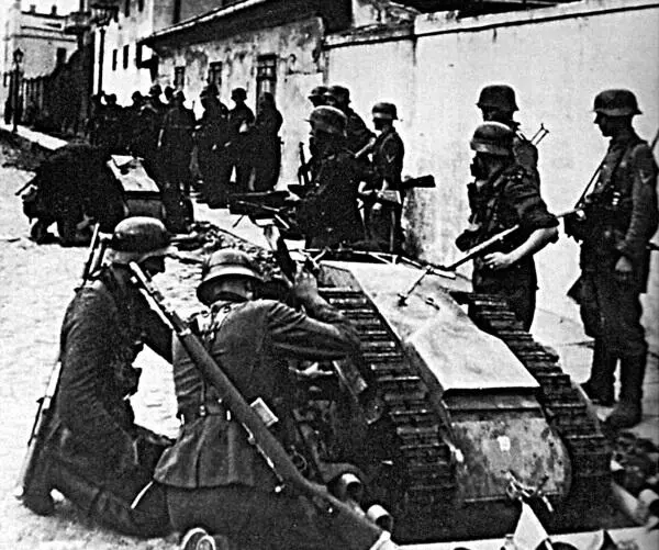 Немецкие солдаты готовят к бою танкетку Голиаф в период Варшавского восстания - фото 58