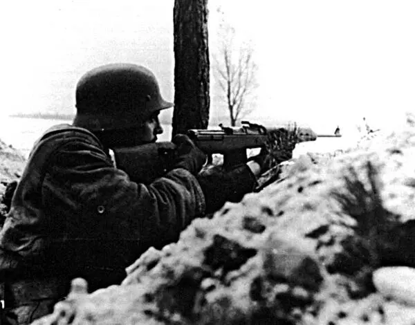 Немецкий солдат в окопе с немецкой СВТ самозарядной винтовкой G43 в руках - фото 59